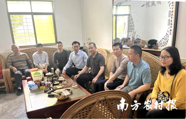 驻村第一书记林显楚会同镇村干部慰问两名现役军人家属。