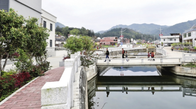 黃布鎮(zhèn)宦境村的河道經(jīng)過治理后，成為村莊一大亮點(diǎn),。龍川縣鄉(xiāng)村振興局供圖