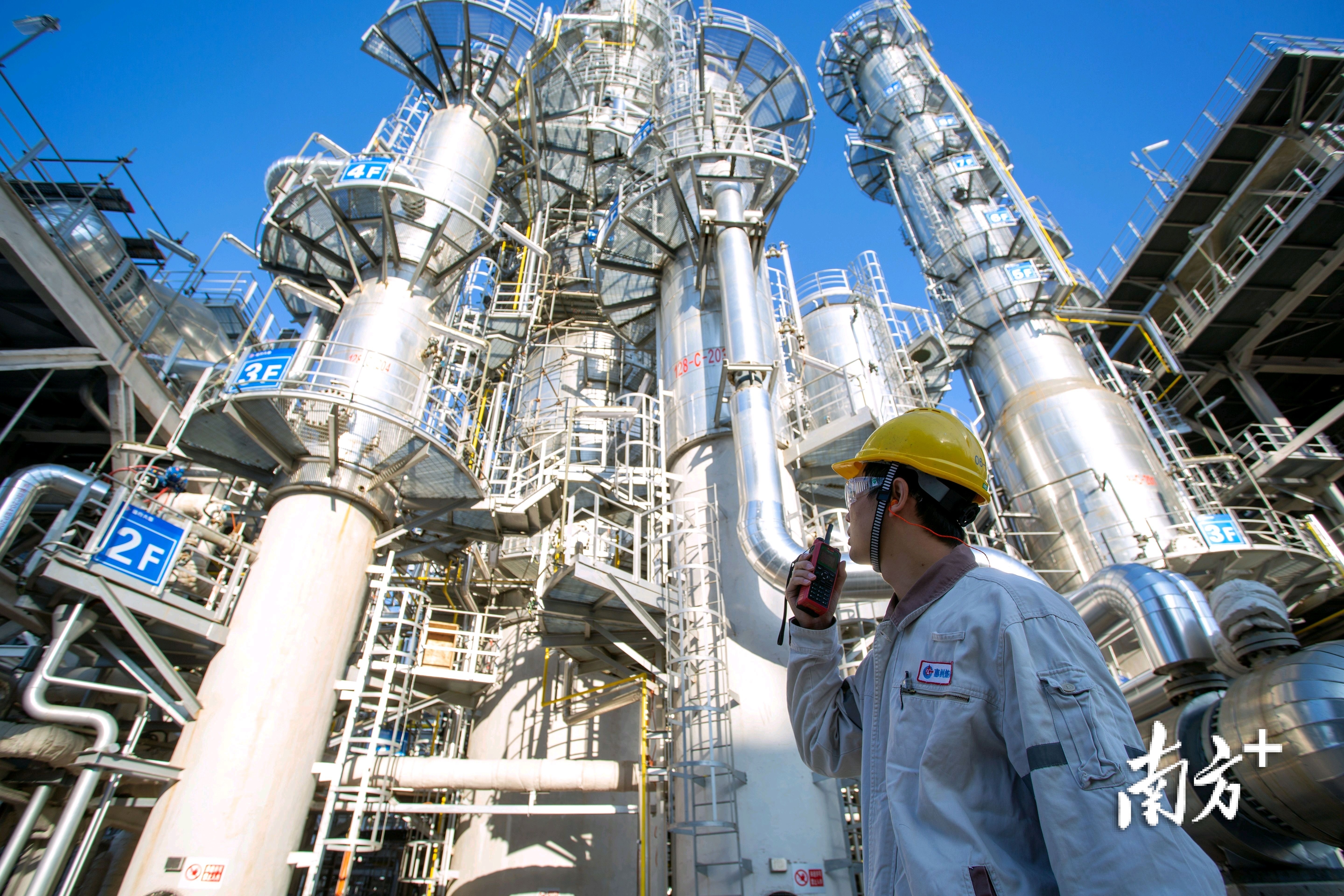中海油惠州石化工人在巡检设备。