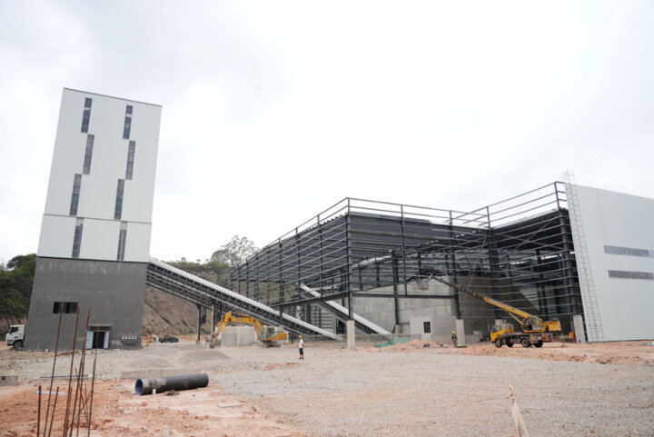 惠阳城投集团打造惠阳特色建筑材料产业链，形成了从源头到中间到末端的全产业链格局。图为在建的永湖预拌混凝土搅拌站。