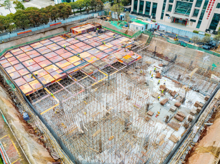 今年，惠阳城投集团预计为惠阳城区新增1500个停车位。图为在建的惠阳图书馆广场停车场正在如火如荼建设中。