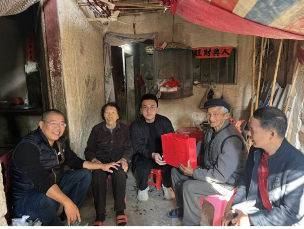 陈肯秋走访到群众家中。
