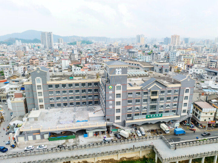 惠阳城投集团将分类实施、分批推进辖区内10个农贸市场进行改造。图为完成部分改造的淡水桥头市场。