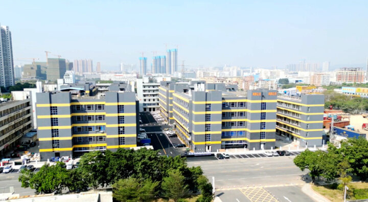 惠阳城投集团加快推进传统产业转型升级，今年3月8日，打造的惠阳跨境电商产业园正式开园。