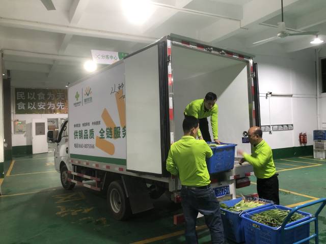 揭阳供销农产品配送有限公司进行分拣 