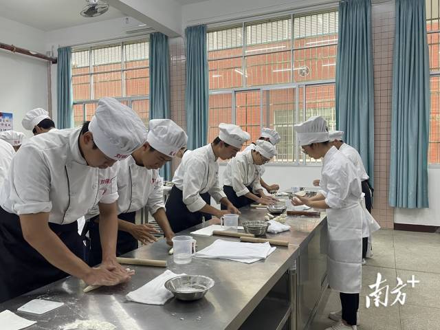 中餐烹饪专业的学生在学习基础的和面、揉面、擀面。陈泽铭 摄