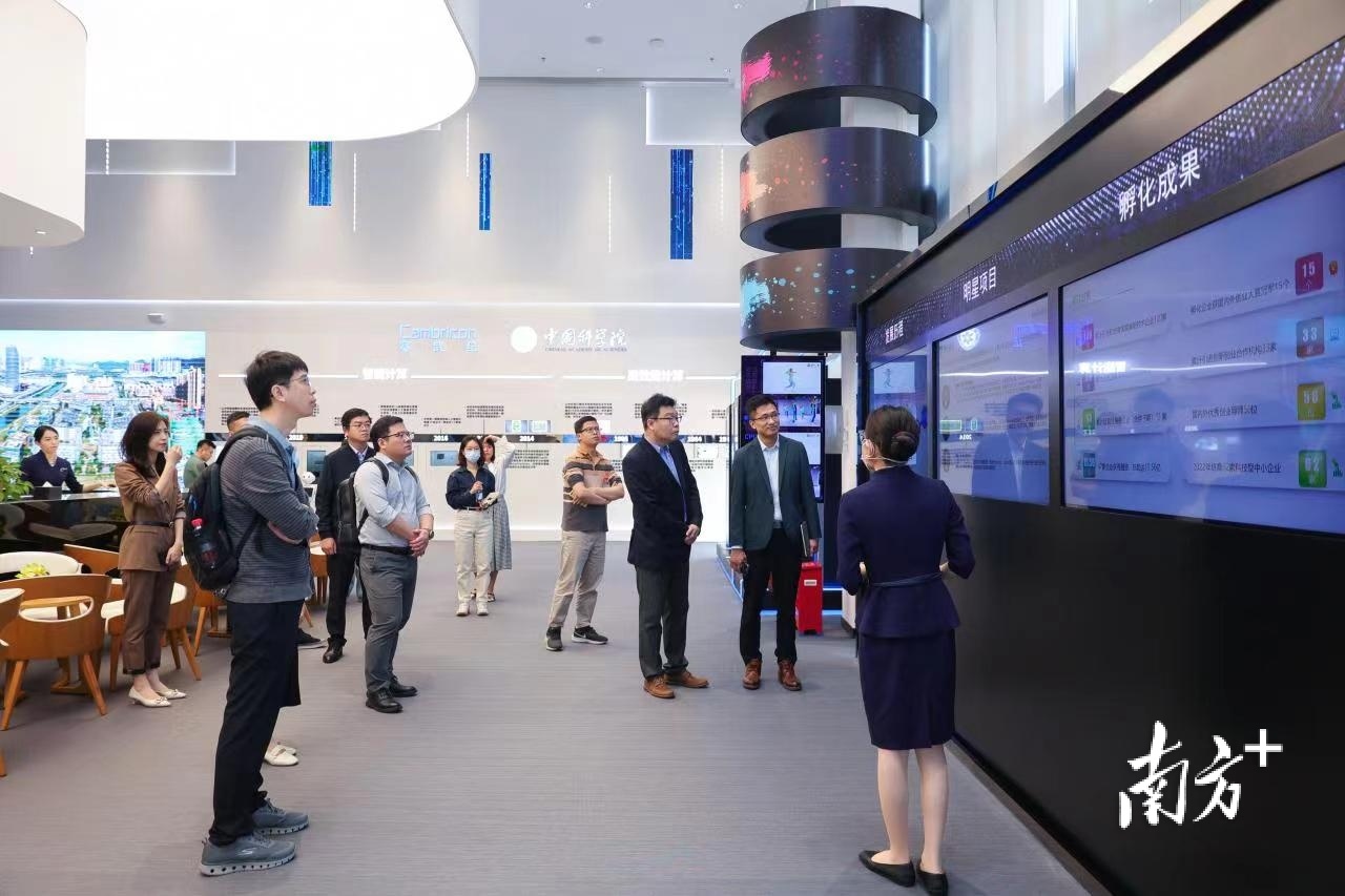 约30名琴澳人才代表参观了合作区数字经济重点项目。 南方+ 关铭荣 拍摄