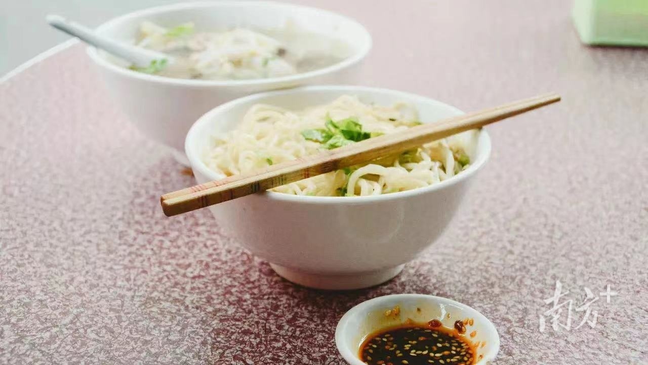  捞干面。
