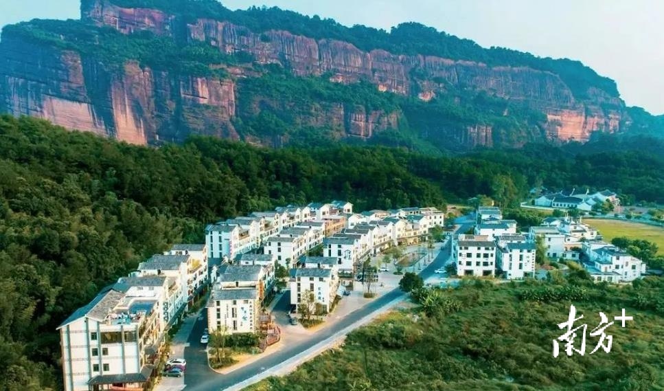 丹霞山霞瑶塘新村内民宿群。通讯员供图