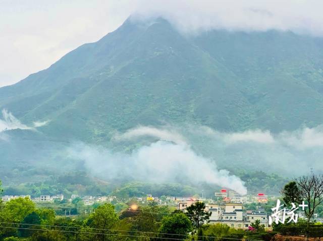 蓮花山腳,，云霧繚繞,。