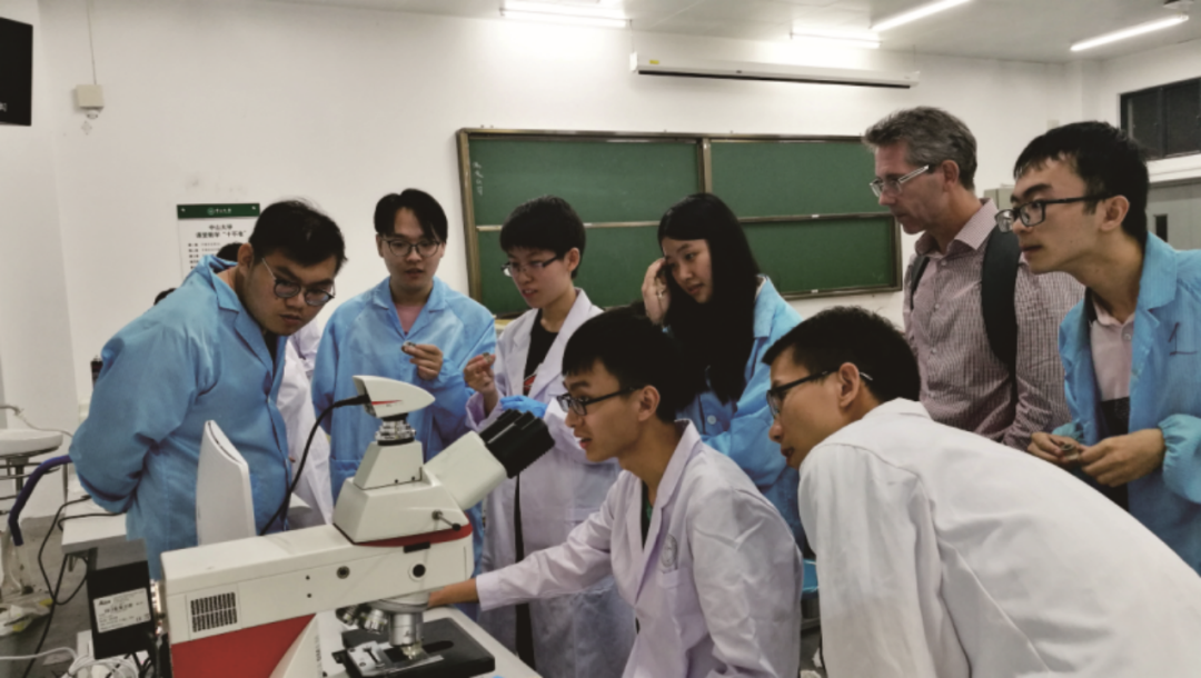 专业实验课上，学生在法国教授的指导下操作仪器。 图片来源：微信公众号“中山大学”