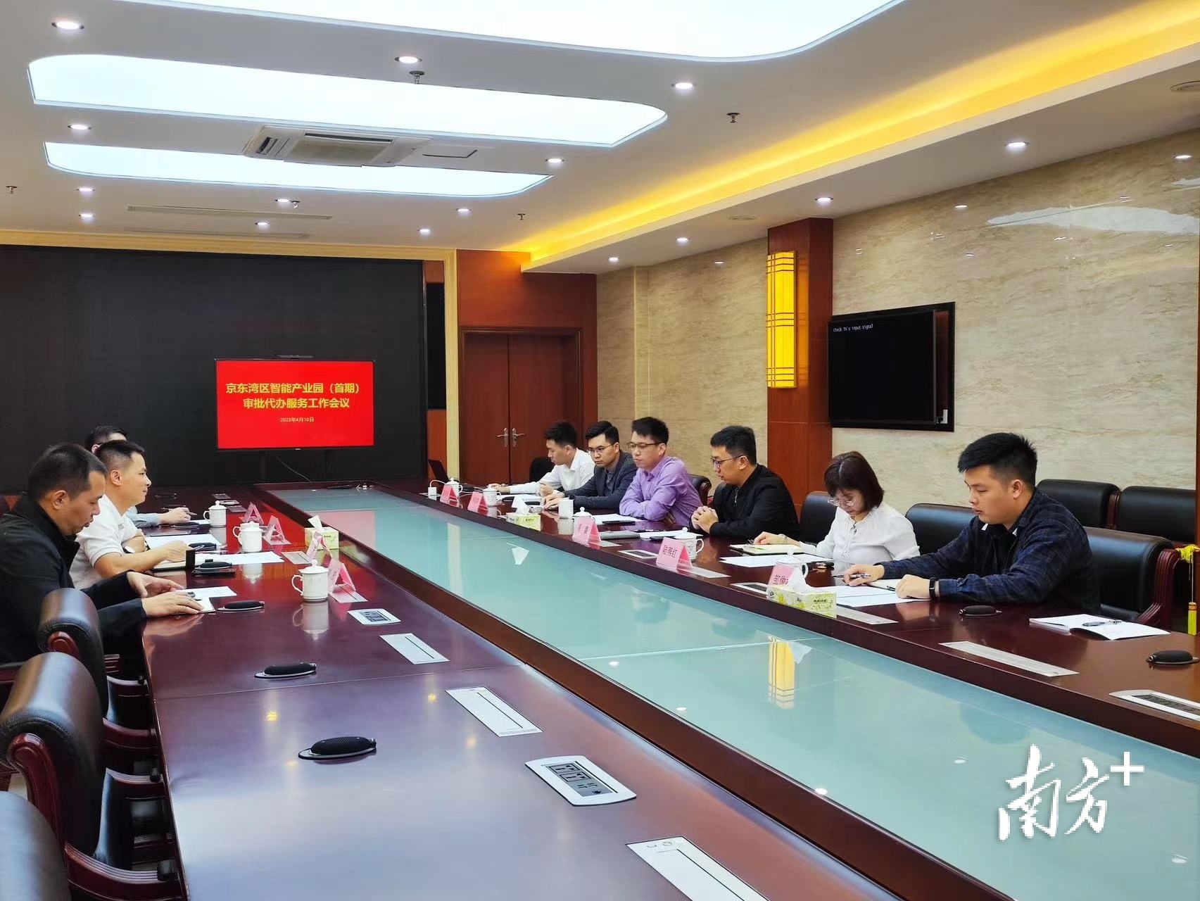 各方就接下来的项目审批代办服务工作交流了想法。受访者供图 各方就接下来的项目审批代办服务工作交流了想法。受访者供图