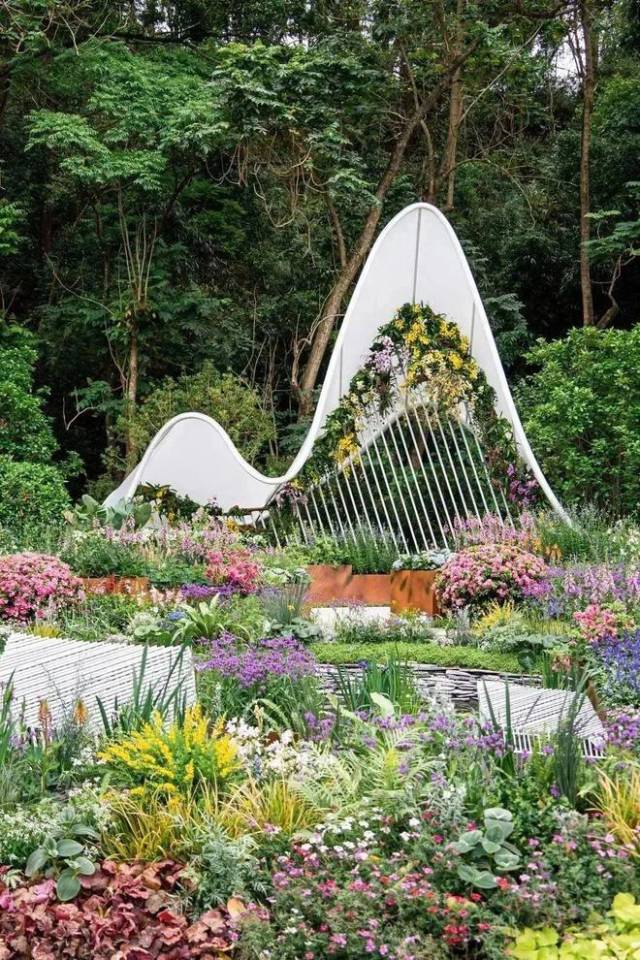 逐梦之境|以广州老城的地图为构成肌理，“珠水”为花园的游径，“云山”由高低错落的主题构架营造，“老城街巷”则采用模块状的花池加以表达。