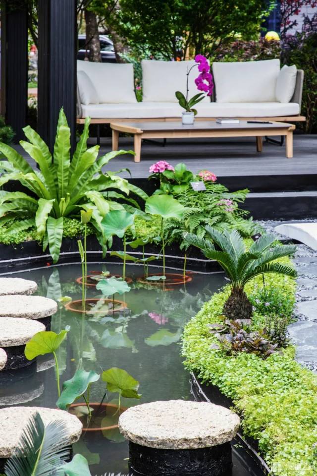 驻留|花园的设计理念源于设计师对深圳人忙碌生活的观察，由瀑布、环礁湖与冥想庭院组成的花园，旨在为深圳人提供一个休憩之所。