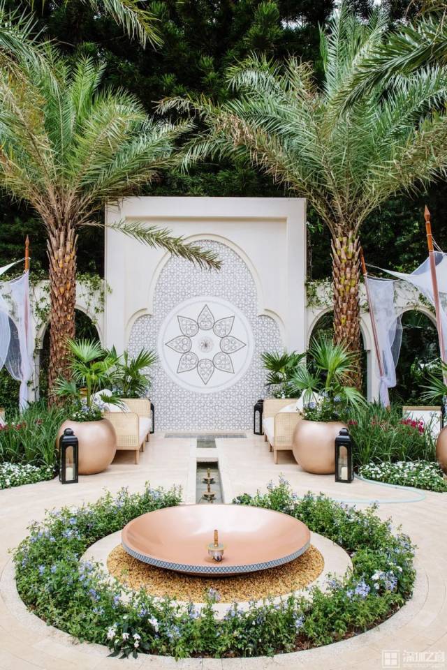 海娜花园|以波斯风格的浮雕墙面为背景，搭配圆形喷泉池、金色花盆与藤编沙发；透过花艺与背景的融合，把西亚大陆的奢华与浪漫展现得淋漓尽致。