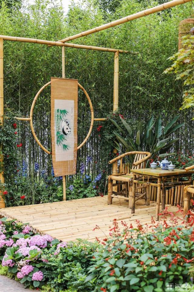 文脉传承|由成都参展机构设计，以竹为原料的廊亭、穿越其中的水系和大熊猫花球等元素搭配在一起，构成了“以飘逸为风骨”的巴蜀园林。