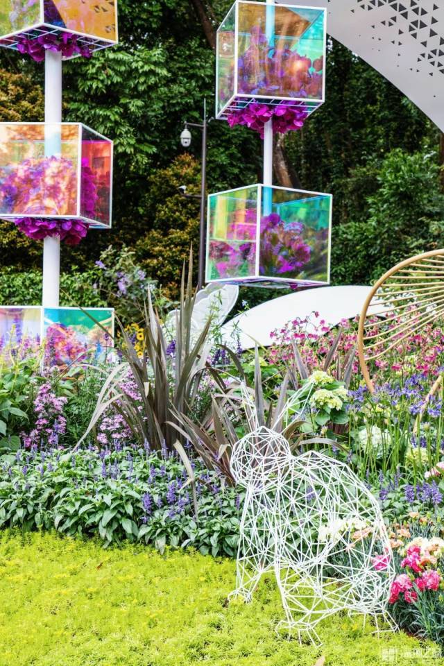 车联山海  智造深汕|通过逐梦智环景观装置，突出深汕特别合作区打造“五光十色”都市乡村示范带的寓意。