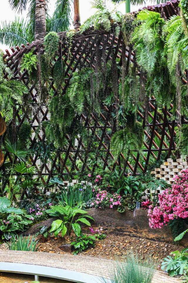 “零碳”花园|踏上由垃圾焚烧厂炉渣砖构成的小路，一步步抵达繁花似锦的雨林，体验碳基生命的形成。