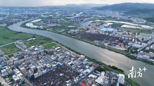 练江经过治理后洁净、开阔。图为练江汕头潮阳区和平镇段。南方日报记者张伟炜 摄