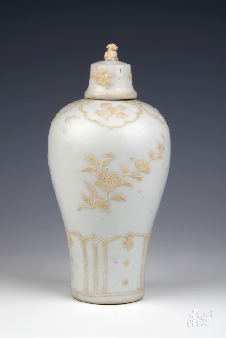 明弘治 白釉贴花折枝花卉纹梅瓶(东莞市博物馆藏)。 明弘治 白釉贴花折枝花卉纹梅瓶(东莞市博物馆藏)。