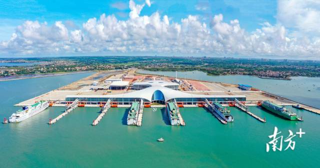 全球最大的客货滚装码头——徐闻港 南方日报记者 肖雄 郭龙碧 通讯员 张锋锋 摄 全球最大的客货滚装码头——徐闻港 南方日报记者 肖雄 郭龙碧 通讯员 张锋锋 摄