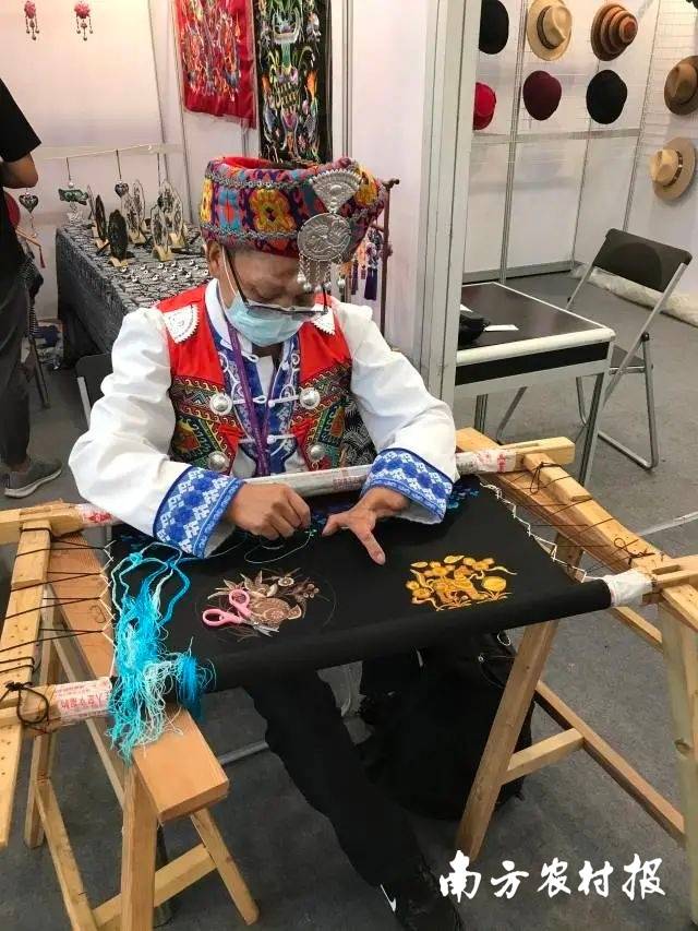 乡村振兴展区富有民族特色的刺绣展示。资料图片