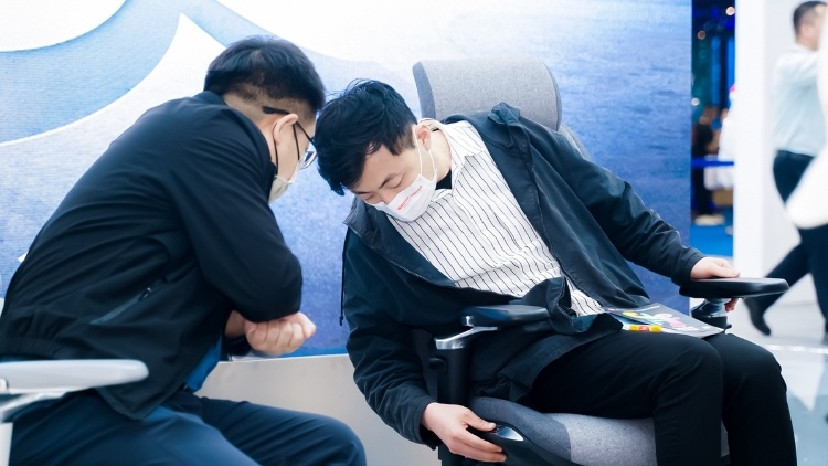 坐姿调节、无感护颈，智能家居终于向桌椅“动手”了