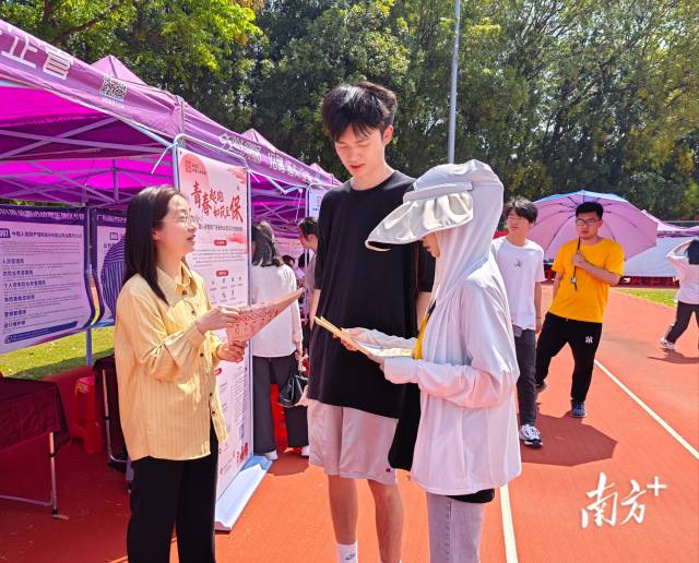 用人单位向学生发放宣传手册,介绍岗位薪酬待遇和企业发展情况。 南方+ 谢嘉龙 拍摄