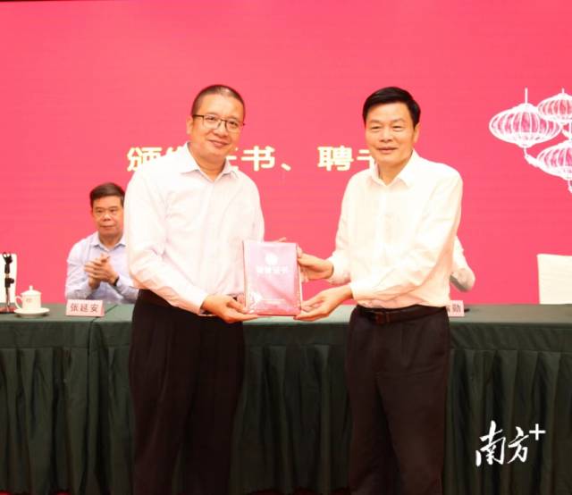 潮州市政协主席李尧坤（右）为当选为开云手机版APP下载会长的李炳炎（左）颁发证书。