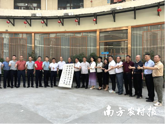 丘洪松向何质彬院士赠送书法作品。