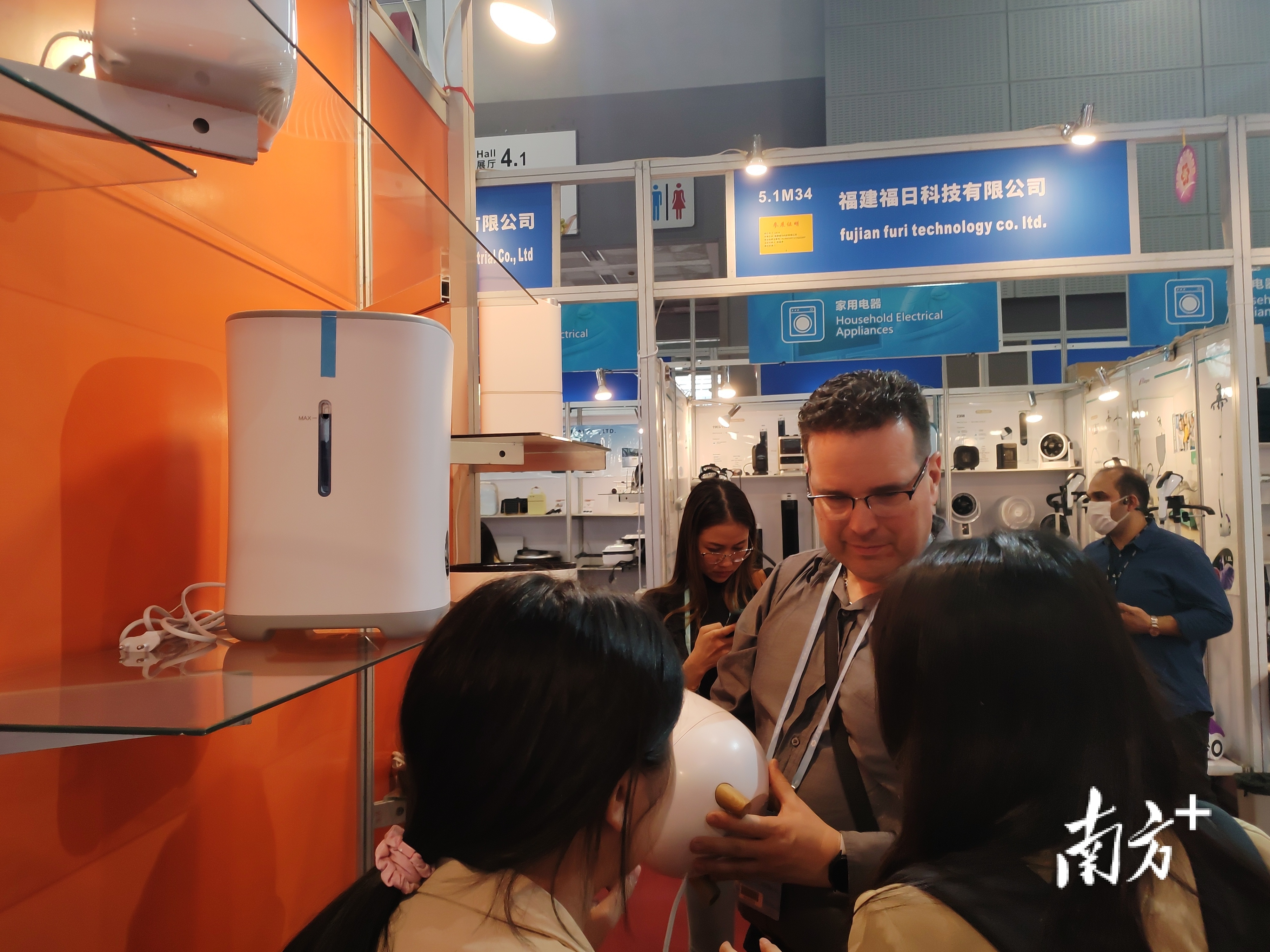 外国客商参观通昊电器展厅。受访企业供图 外国客商参观通昊电器展厅。受访企业供图