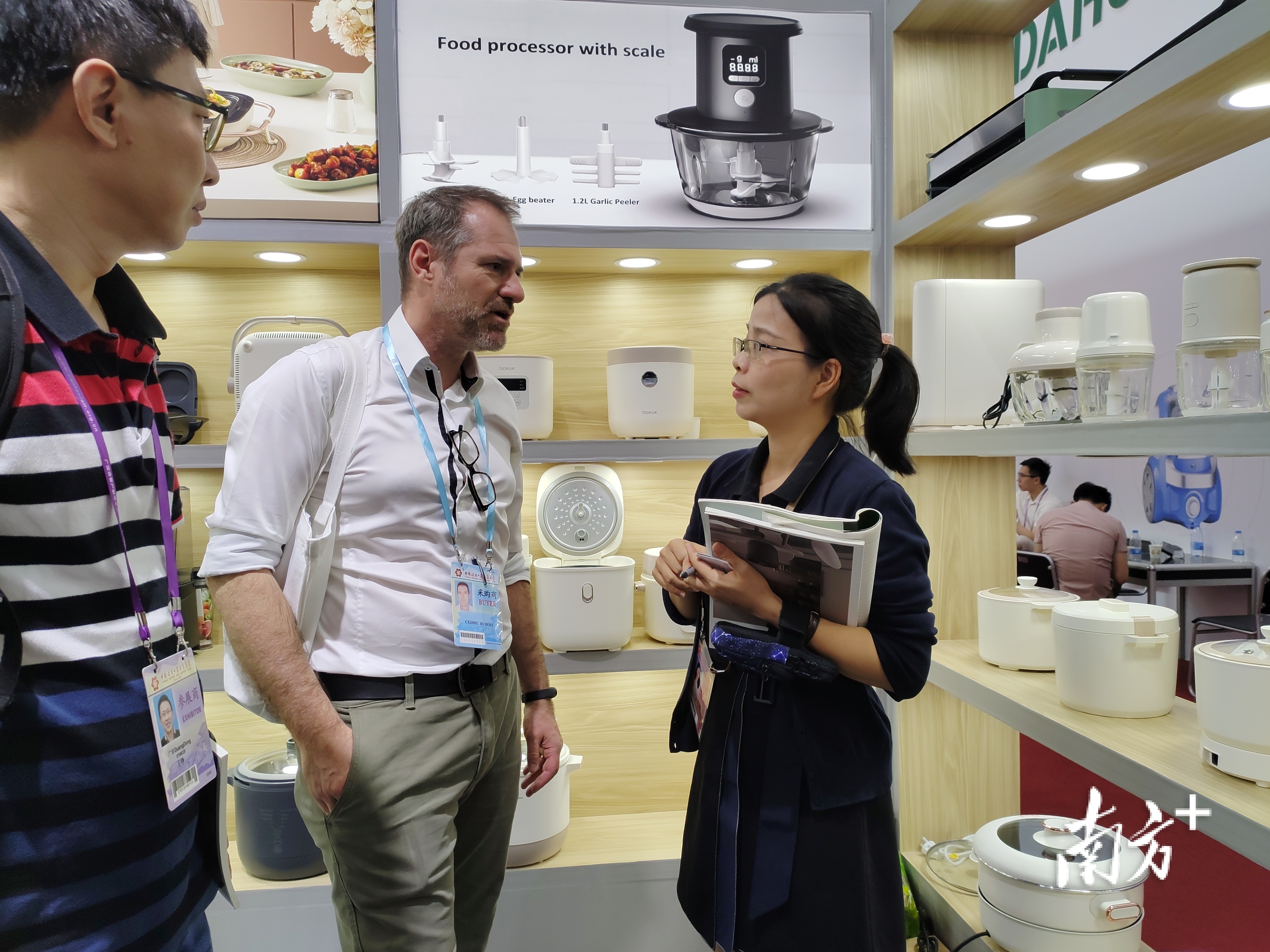 广东久和电气实业有限公司外贸负责人杨晓菊正在与国外客商对接。受访企业供图 广东久和电气实业有限公司外贸负责人杨晓菊正在与国外客商对接。受访企业供图