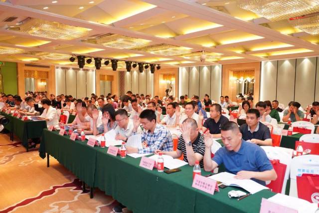 会议现场举手表决