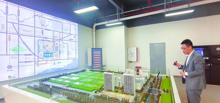 湾东智谷一期分两个组团开发建设，共建造10栋高标厂房及2栋配套综合楼。