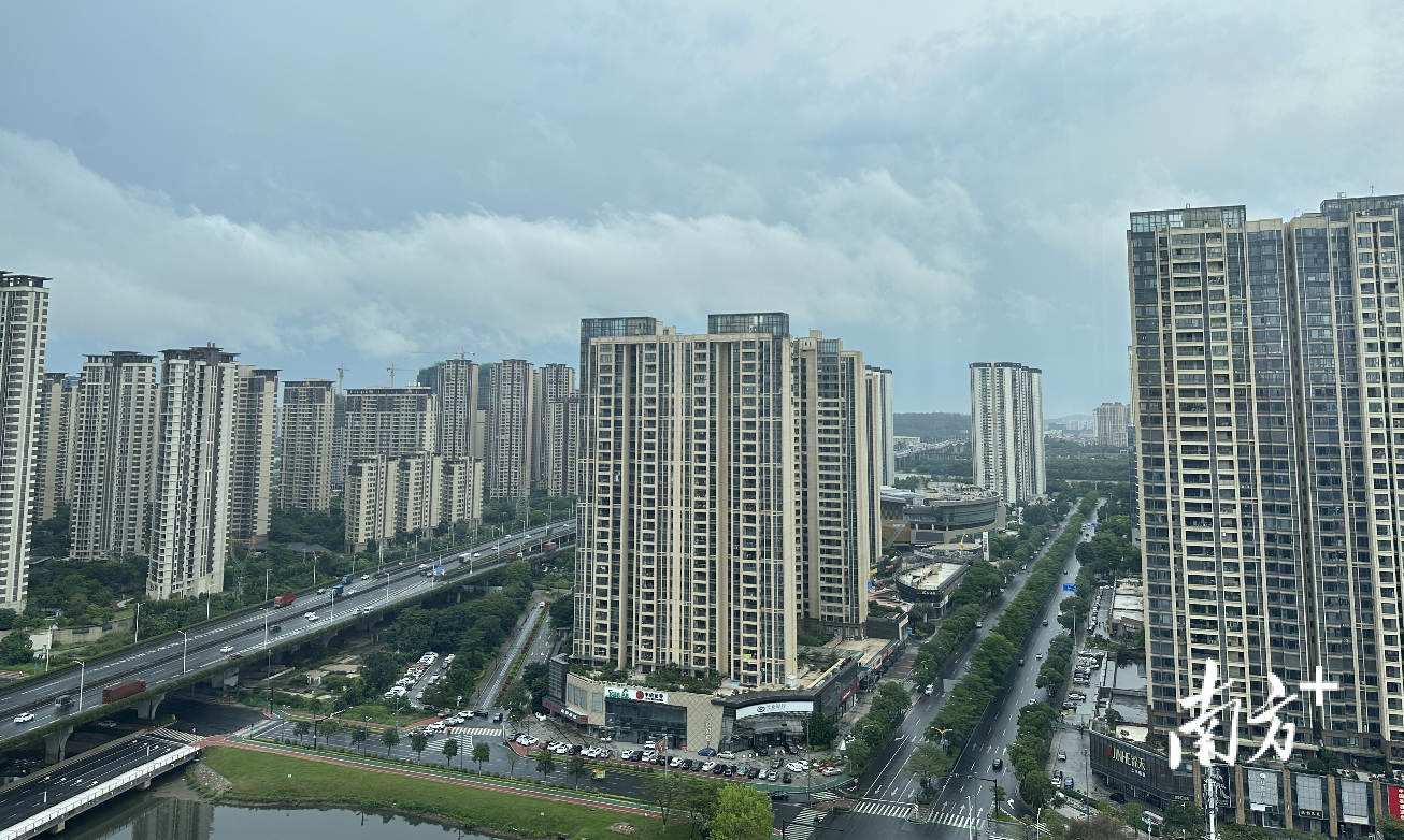 顺德大良置业广场附近。白桦 摄