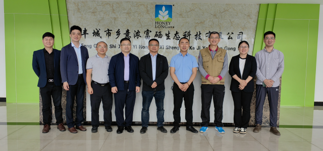 专家团队在丰城市乡意浓富硒生态科技公司交流后进行合影。