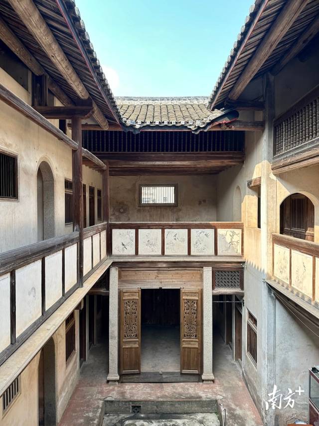 镇东楼为三进三层纵列杠式走马楼布局.