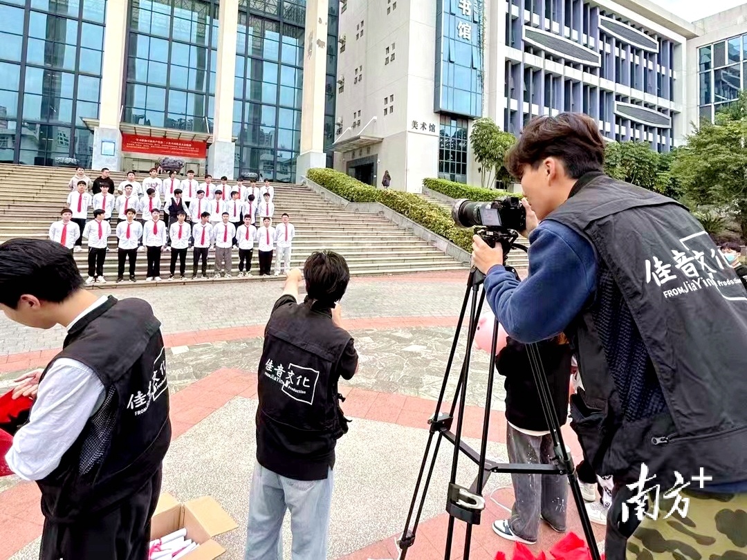 佳音文化传媒为学生拍摄毕业照