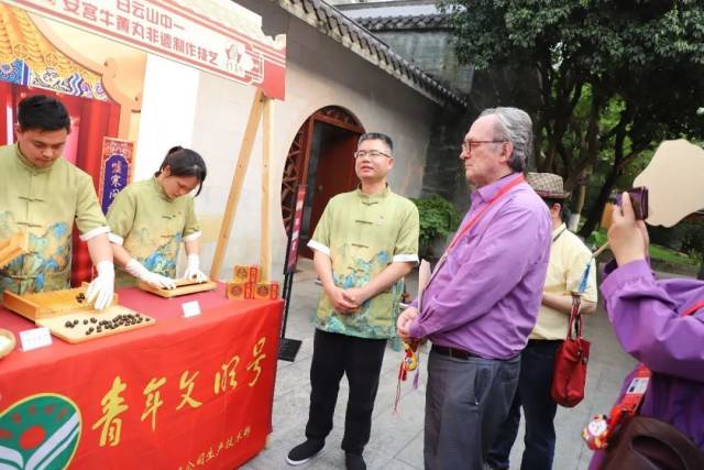 外賓體驗廣藥非遺項目,。