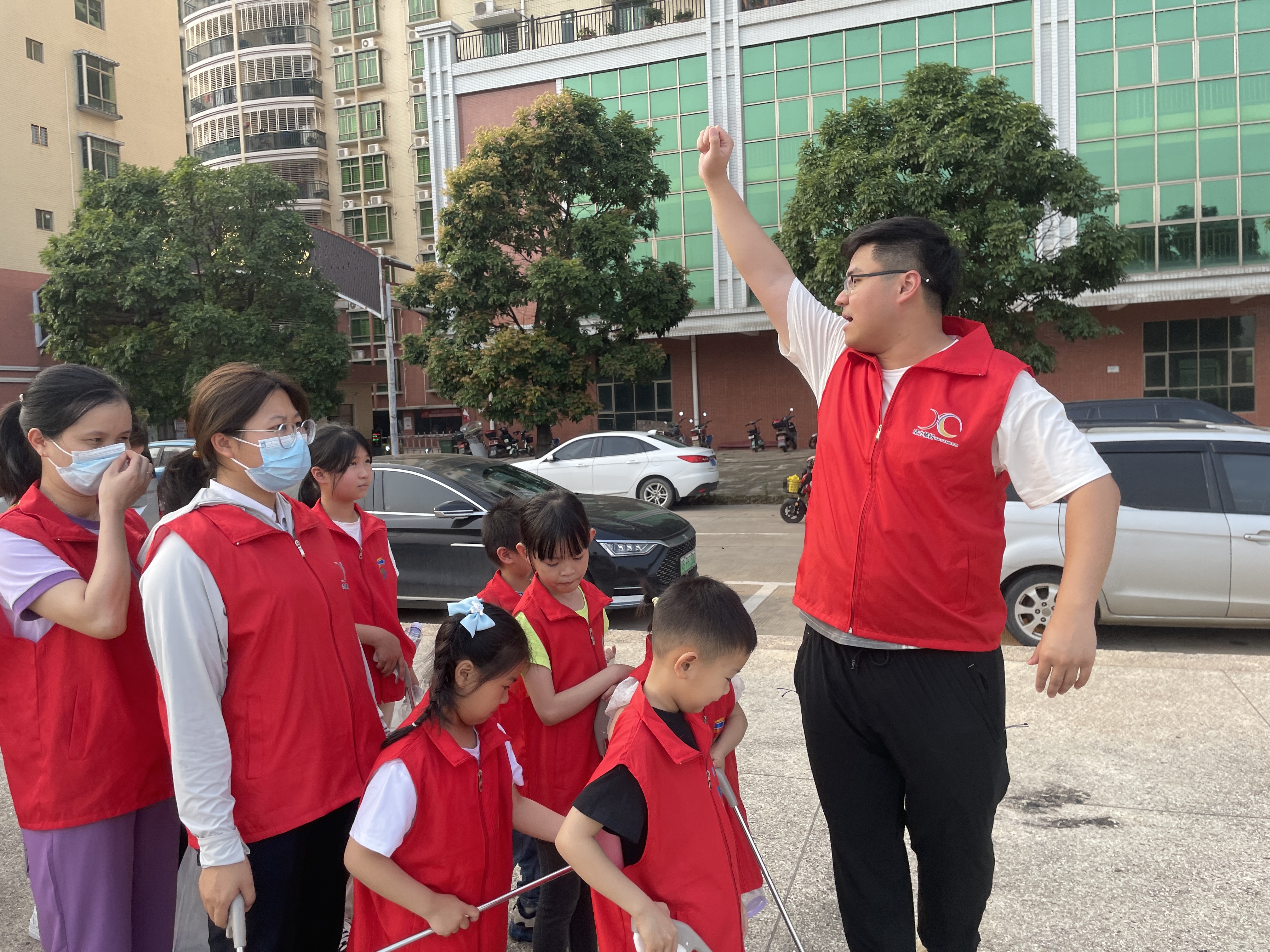 朱强带领志愿者一起“捡跑”。