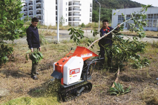 手扶履带式枝条粉碎机，型号为3FSLZ-70