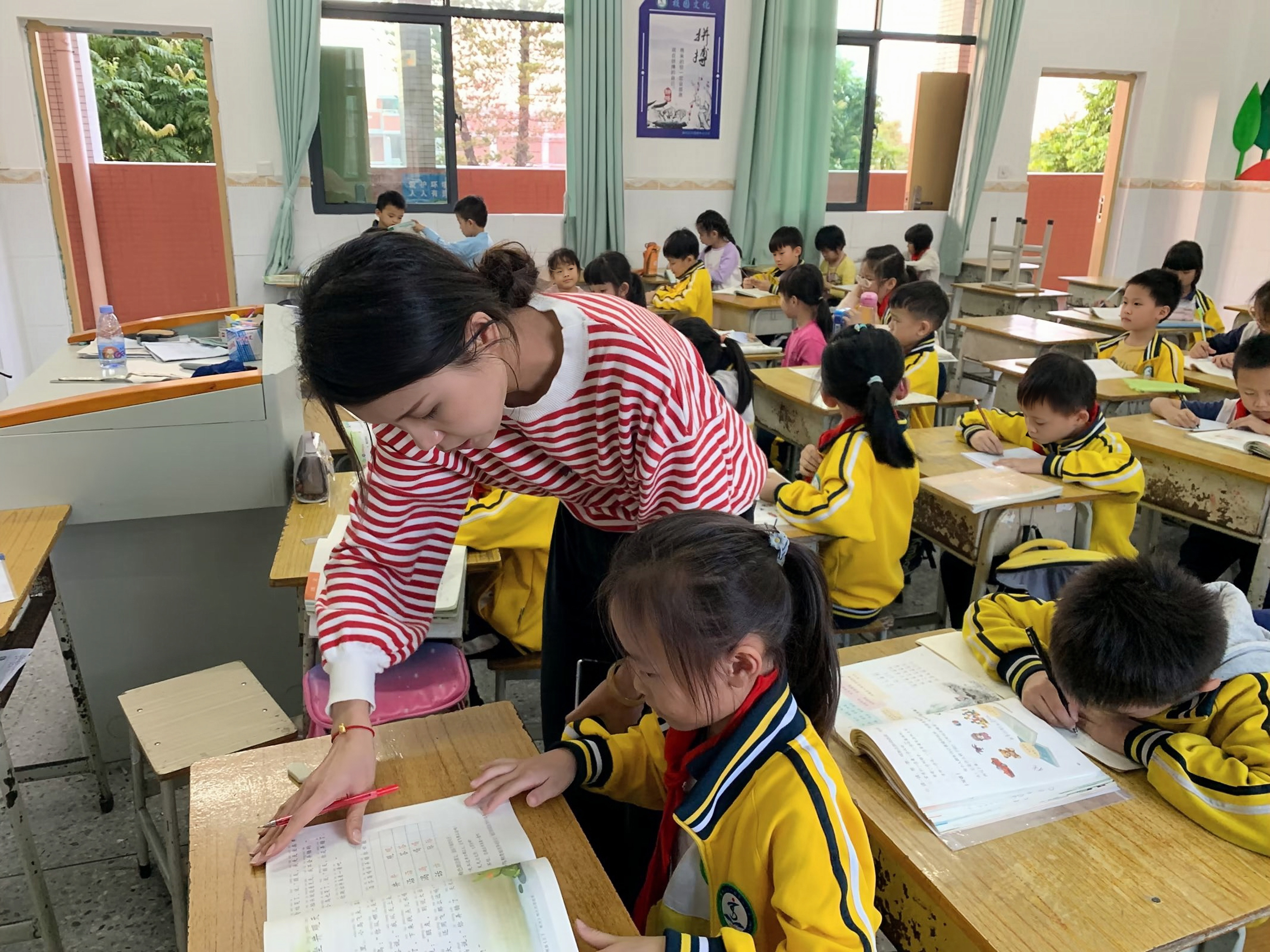 孔思婷在指导学生。