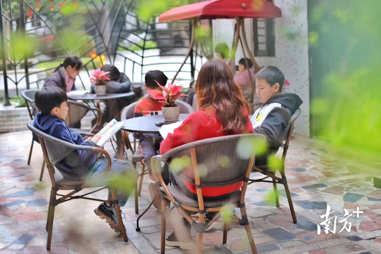 市民在九江吴家大院读书驿站度过阅读时光。南海区图书馆供图