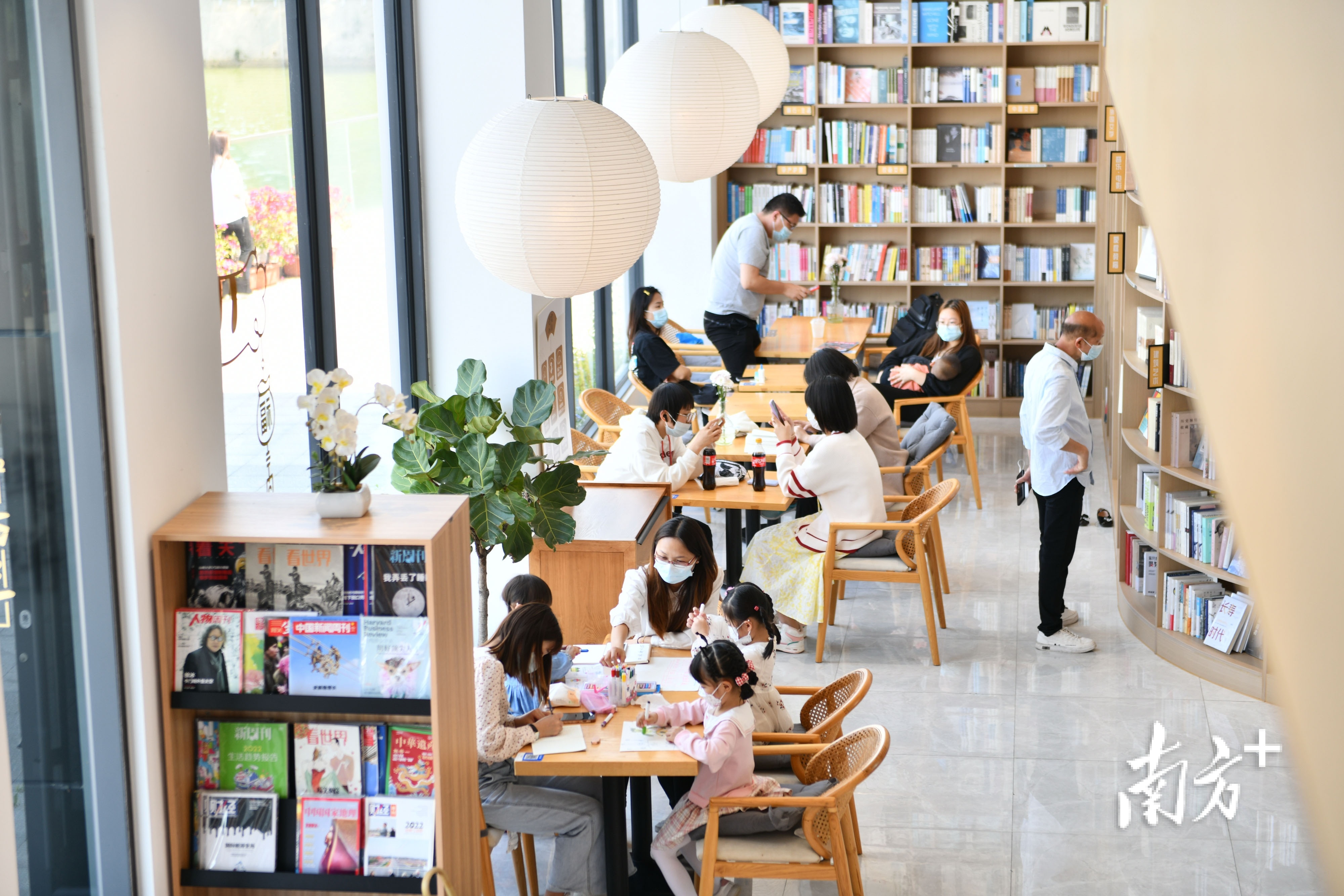 位于南海丹灶的网红书店澹如书屋吸引了越来越多人前来阅读。南方日报记者 戴嘉信 摄