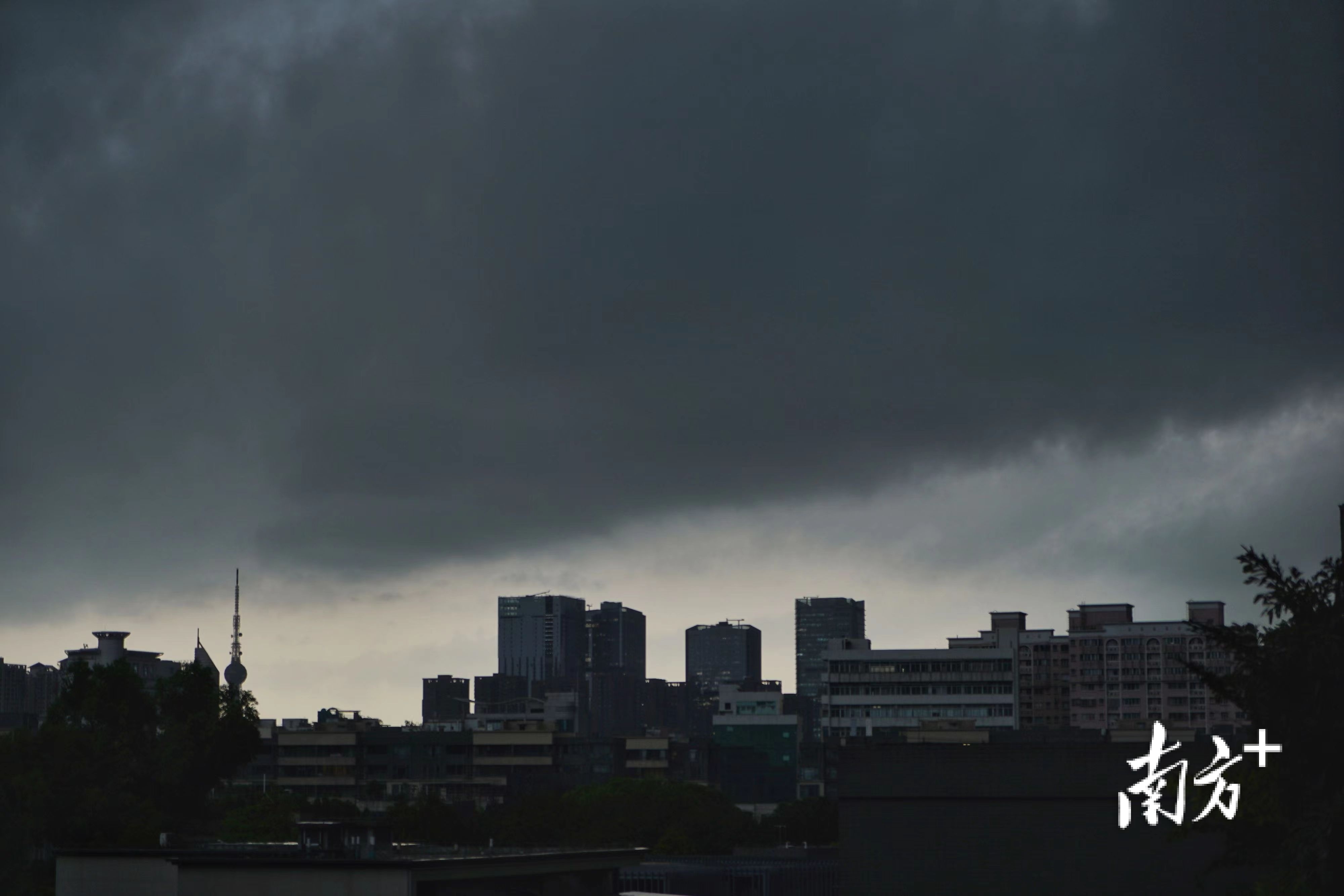 禅城岭南天地上空乌云密布。戴嘉信 摄