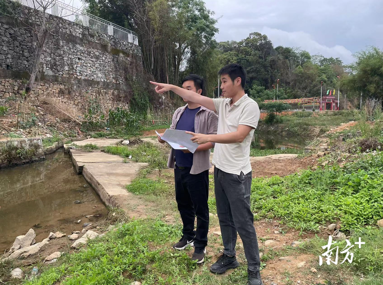 参加“三支一扶”计划的江明坤决定期满后留在中洞村。