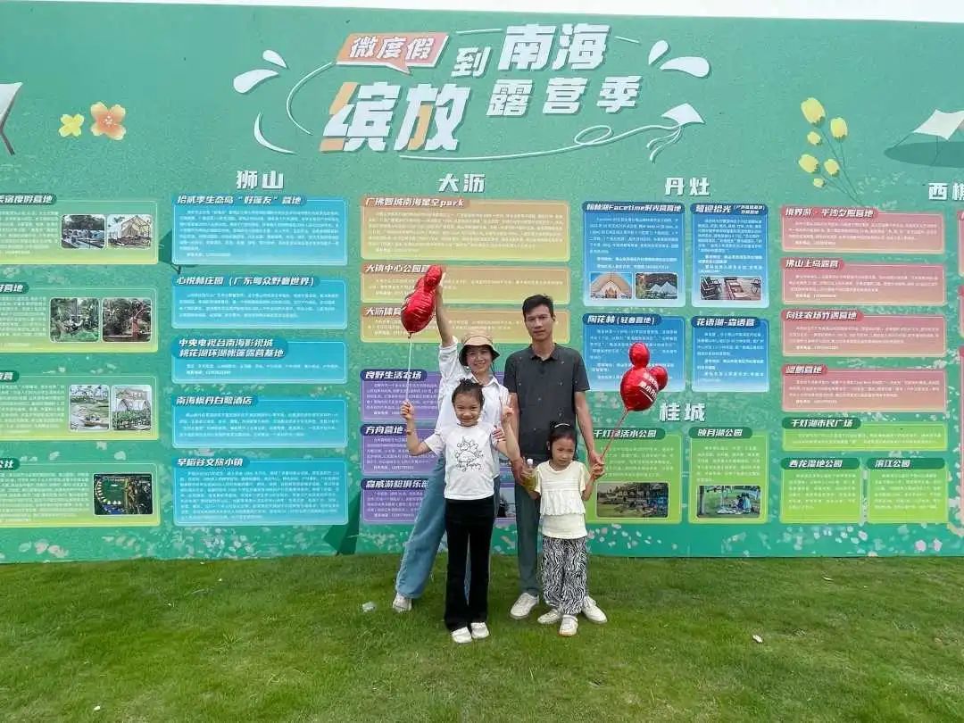 何女士一家四口合照。
