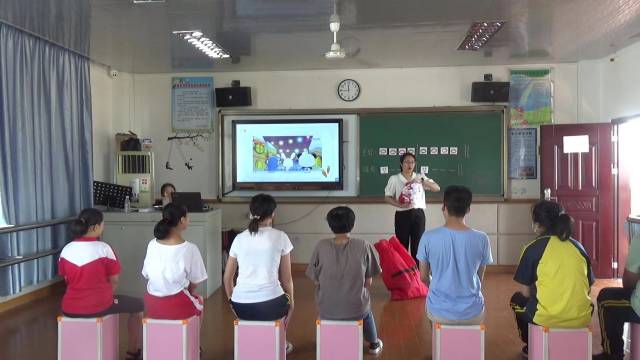 韩卓君在给学生上音乐课。