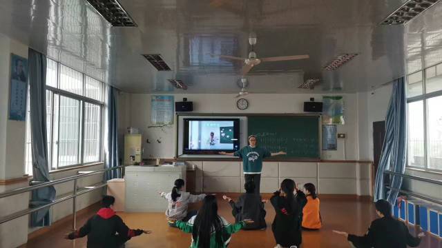 韩卓君在特殊教育学校上课。