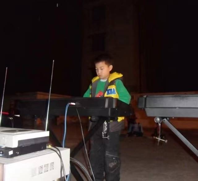 林靖辉从小学习音乐。